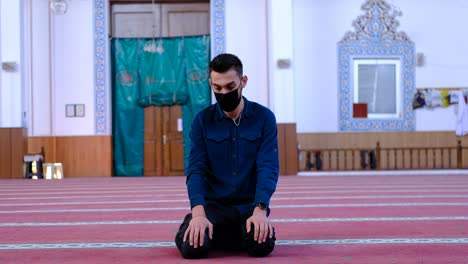 Man-Wears-Mask-And-Turns-His-Head-in-Mosque