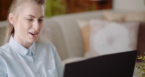 Lächelnde-Frau-Arbeitet-Am-Laptop-Zu-Hause-Im-Büro