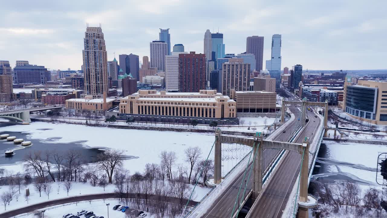 Buzlu Mississippi Nehri ve Hennepin Bulvarı Köprüsü’nü gösteren Minneapolis şehir merkezi silüeti