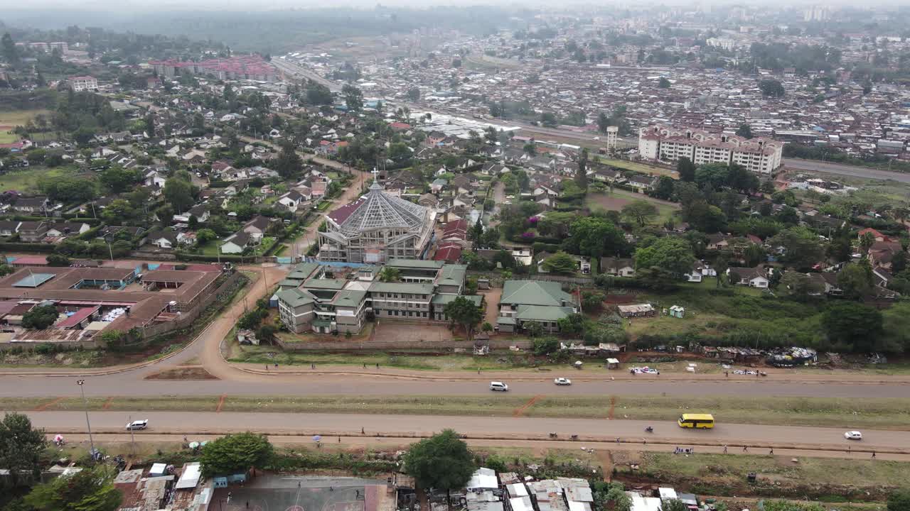 Veduta aerea del traffico stradale presso il quartiere baraccopoli di Kinera, Nairobi, Kenya