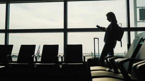 Frau-Am-Flughafen-Mit-Einem-Tablet