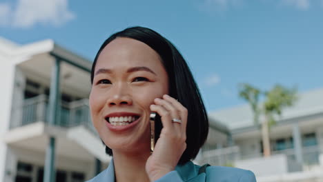 Mujer-De-Negocios,-Cara-O-Llamada-Telefónica-Hablando-En-La-Ciudad