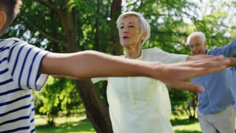 mehrgenerationsfamilie, die sich im park amüsiert