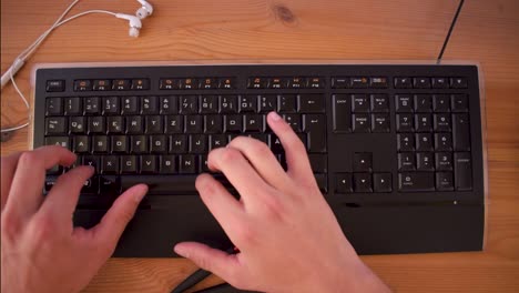 el joven está escribiendo un texto en su computadora usando un teclado-8