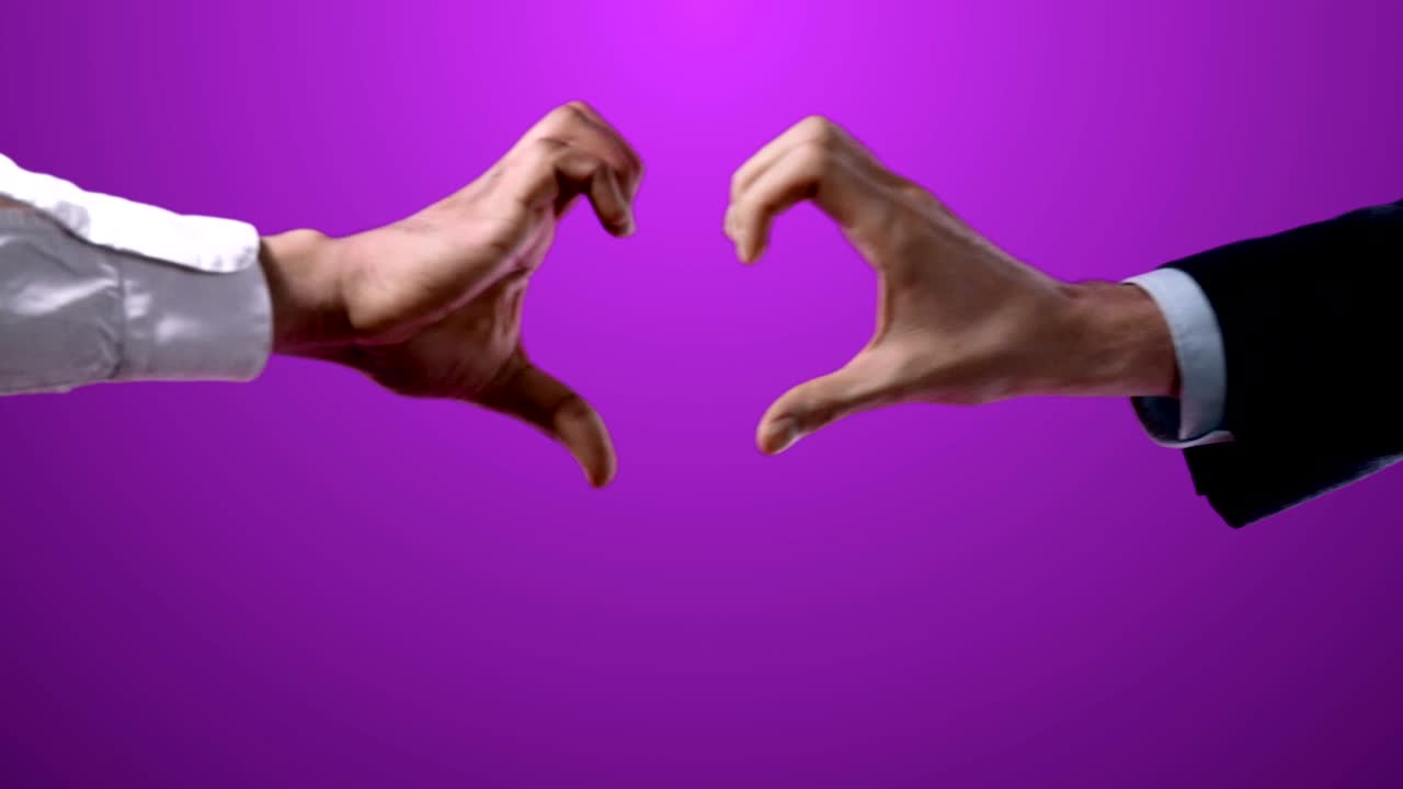 심장 모양의 사랑의 상징으로 2 명의 사업가들이 초록색 스크린 4k 영상에서 보라색 배경에 세트합니다.