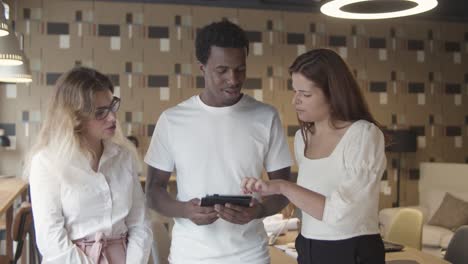 equipe de colegas assistindo conteúdo no tablet