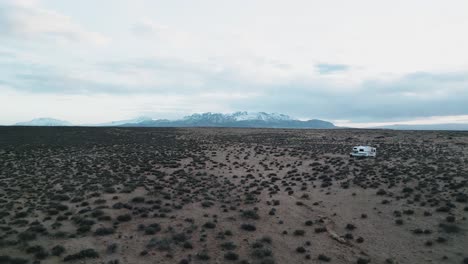 casas de automóviles viajando por carreteras del desierto cerca de salt lake city en utah, estados unidos