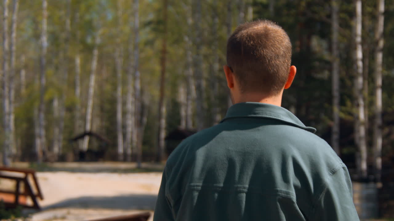 숲을  ⁇ 고 있는 남자