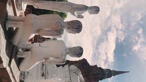 de la escultura vertical de buda en la ciudad de phra nakhon si ayutthaya en tailandia