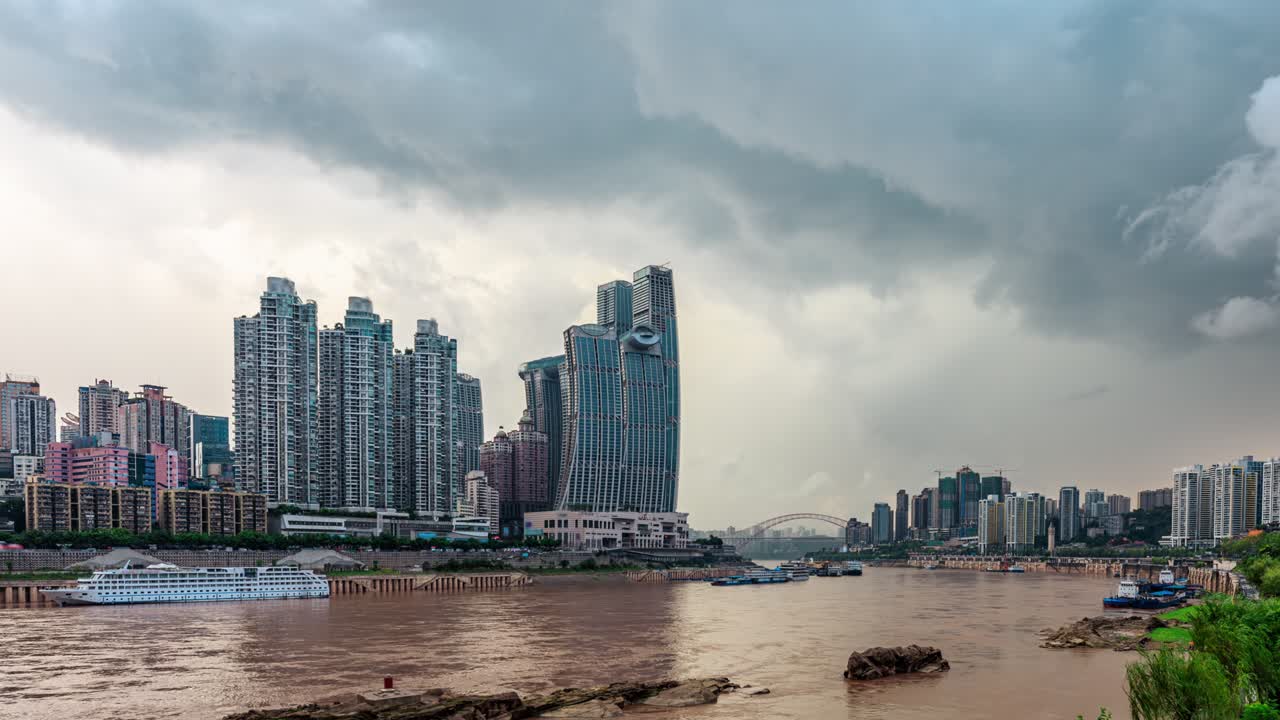 춘천의 파노라마 시내 스카이라인과 현대적인 상업 사무실 건물