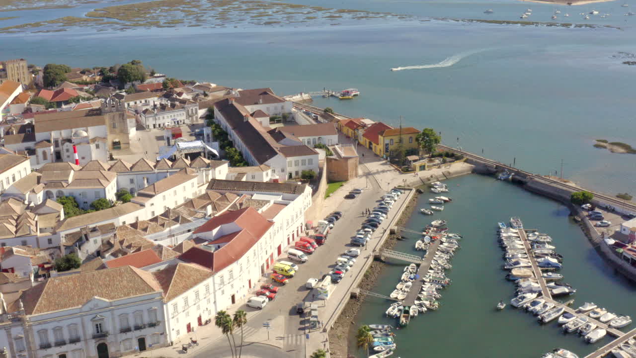Architettura della città di Faro ed edifici del centro storico in una ripresa aerea dell'Algarve