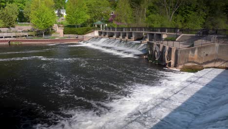 Damm-Im-Rockford-Michigan-Wasserfall-Fließendes-Wasser