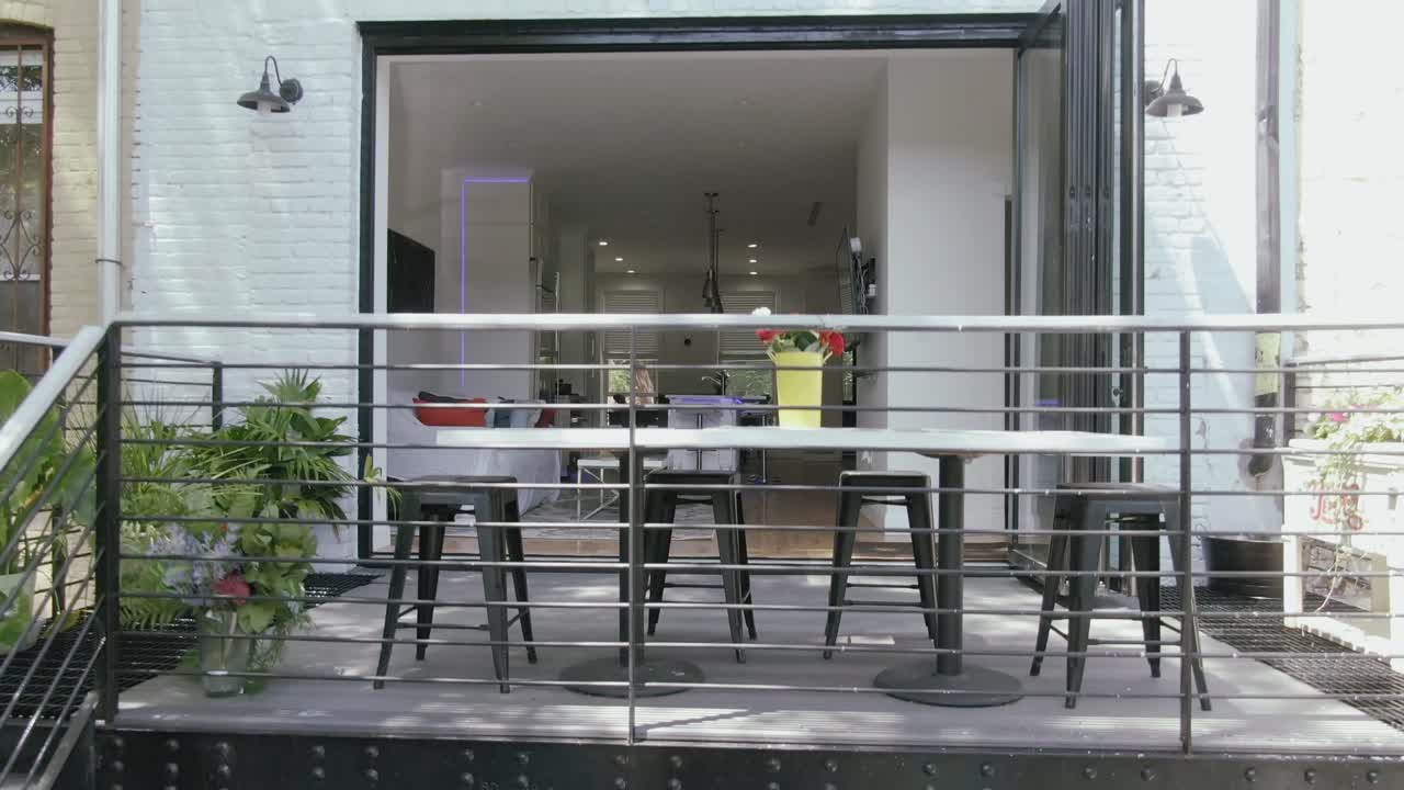 casa de ladrillo moderna de lujo en brooklyn, que vuela desde el sótano hacia el exterior, revela diferentes niveles