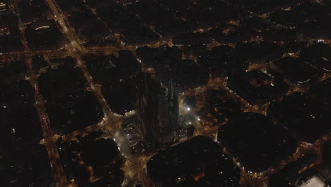 Vista-De-ángulo-Alto-De-La-Famosa-Gran-Estructura-Religiosa-Inacabada.-Basílica-De-La-Sagrada-Familia-Y-Calles-Iluminadas-En-La-Ciudad-Por-La-Noche.-Barcelona,-España