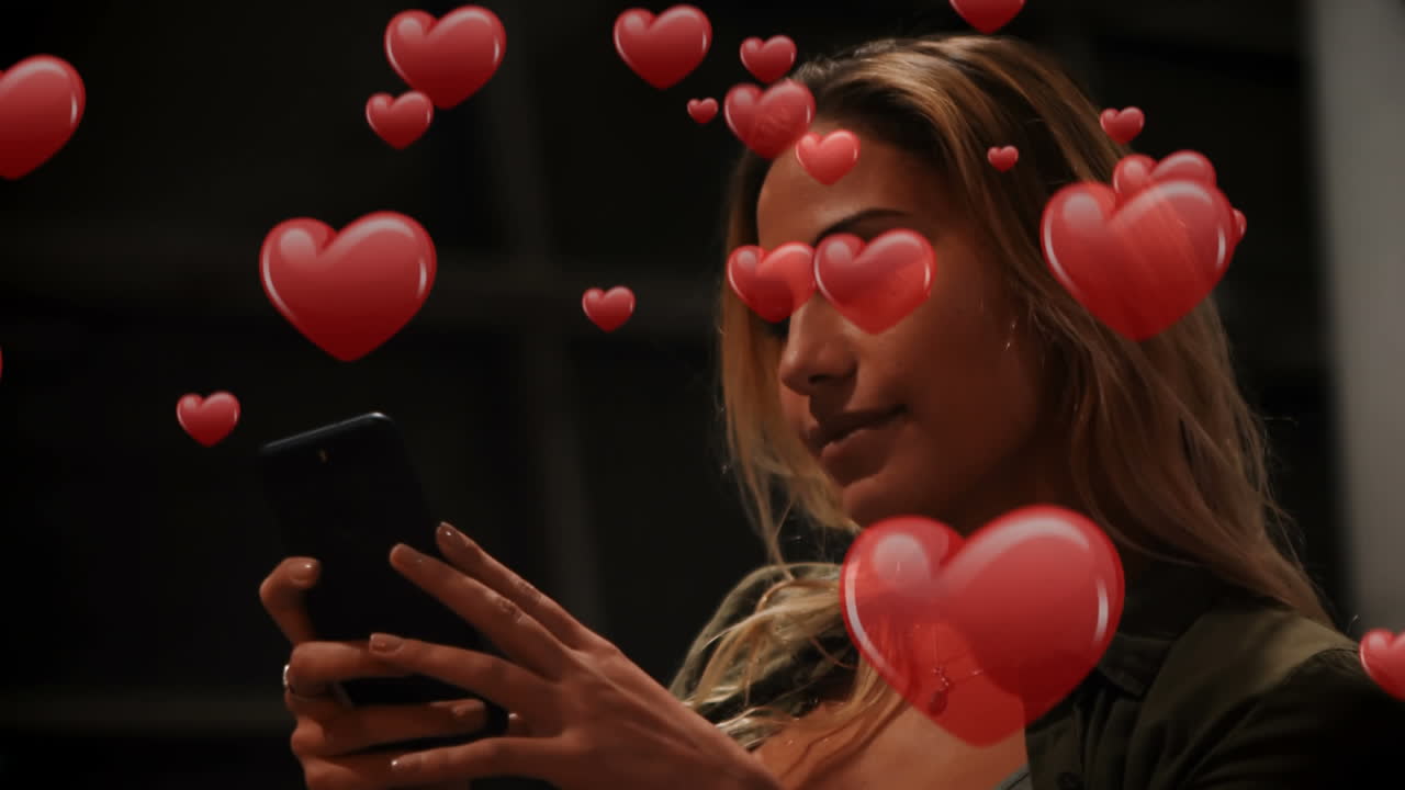 터미널 벤치에 앉아 문자 메시지를 보내는 여자