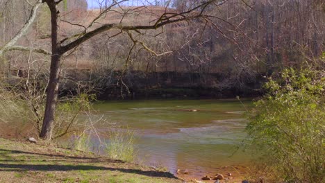 Kleiner-Park-Am-Fuße-Des-Buford-Dam-In-Buford-Georgia