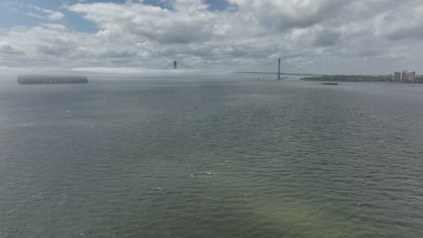 Eine-Luftaufnahme-Der-Gravesend-Bay-In-Brooklyn,-New-York,-An-Einem-Schönen-Tag-Mit-Blauem-Himmel-Und-Wolken