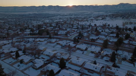 Toma-De-Drone-De-La-Puesta-De-Sol-Sobre-Las-Montañas-Rocosas-En-Denver,-Co-En-Un-Día-De-Invierno-Nevado