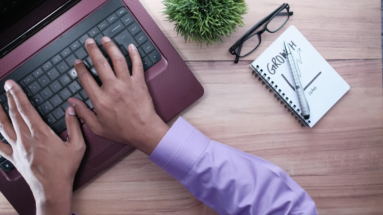 persona escribiendo en la computadora portátil en el escritorio