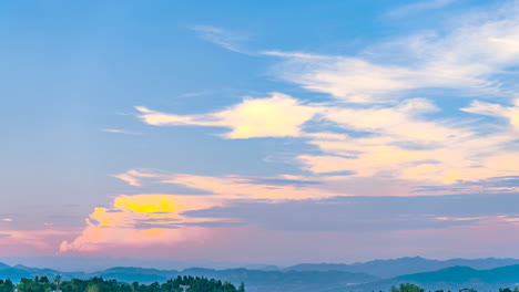 Wunderschöner-Naturhimmel,-Meer-Aus-Weißen,-Flauschigen-Wolken,-Brennende-Wolken,-Landschaft,-Leerer-Spiegel