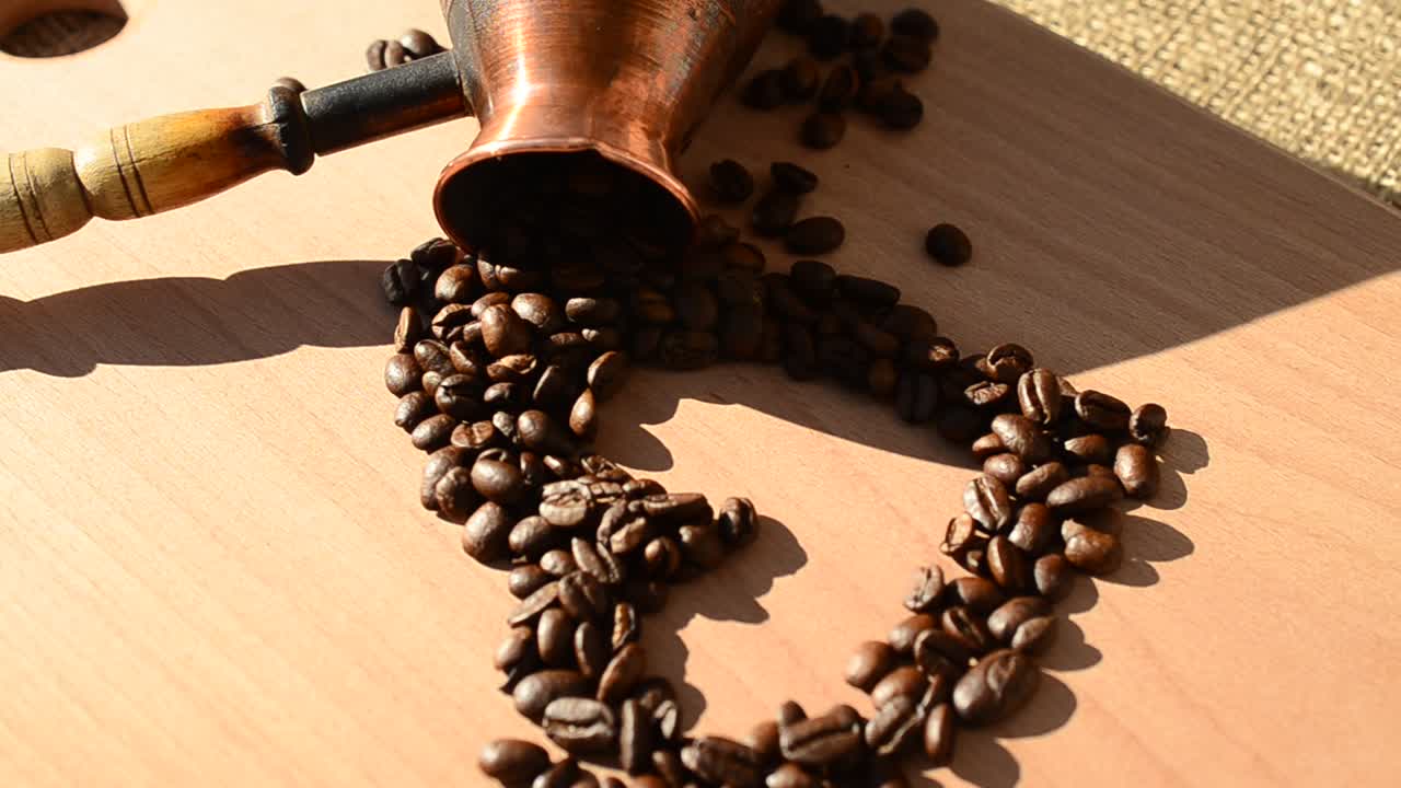 Chicchi di caffè a forma di cuore. Natura morta con caffè