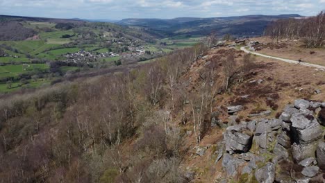 Ein-Luftflug-Entlang-Der-Bordsteinkante-Im-Peak-District-Im-Frühling-Am-Späten-Vormittag