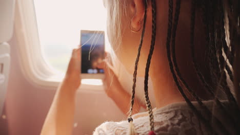 Das-Kind-Kehrt-Aus-Dem-Urlaub-Zurück---Macht-Fotos-Mit-Einem-Smartphone-Durch-Das-Fenster-Des-Flugzeugs-Afr