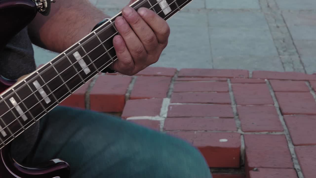 hombre, músico toca el bajo