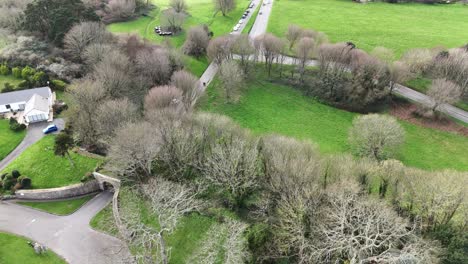 Flug-über-Fort-George,-Eine-Der-Teuersten-Wohnsiedlungen-Guernseys,-Richtung-Spitze-Von-Val-De-Terres-Und-St.-Martins