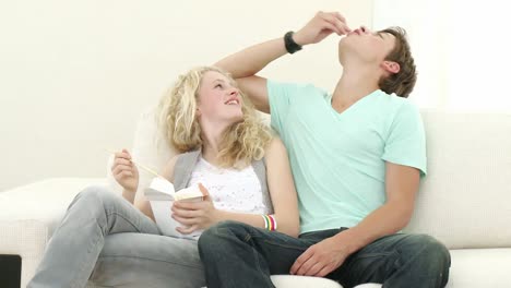 panorama de adolescentes hombres y mujeres comiendo pasta