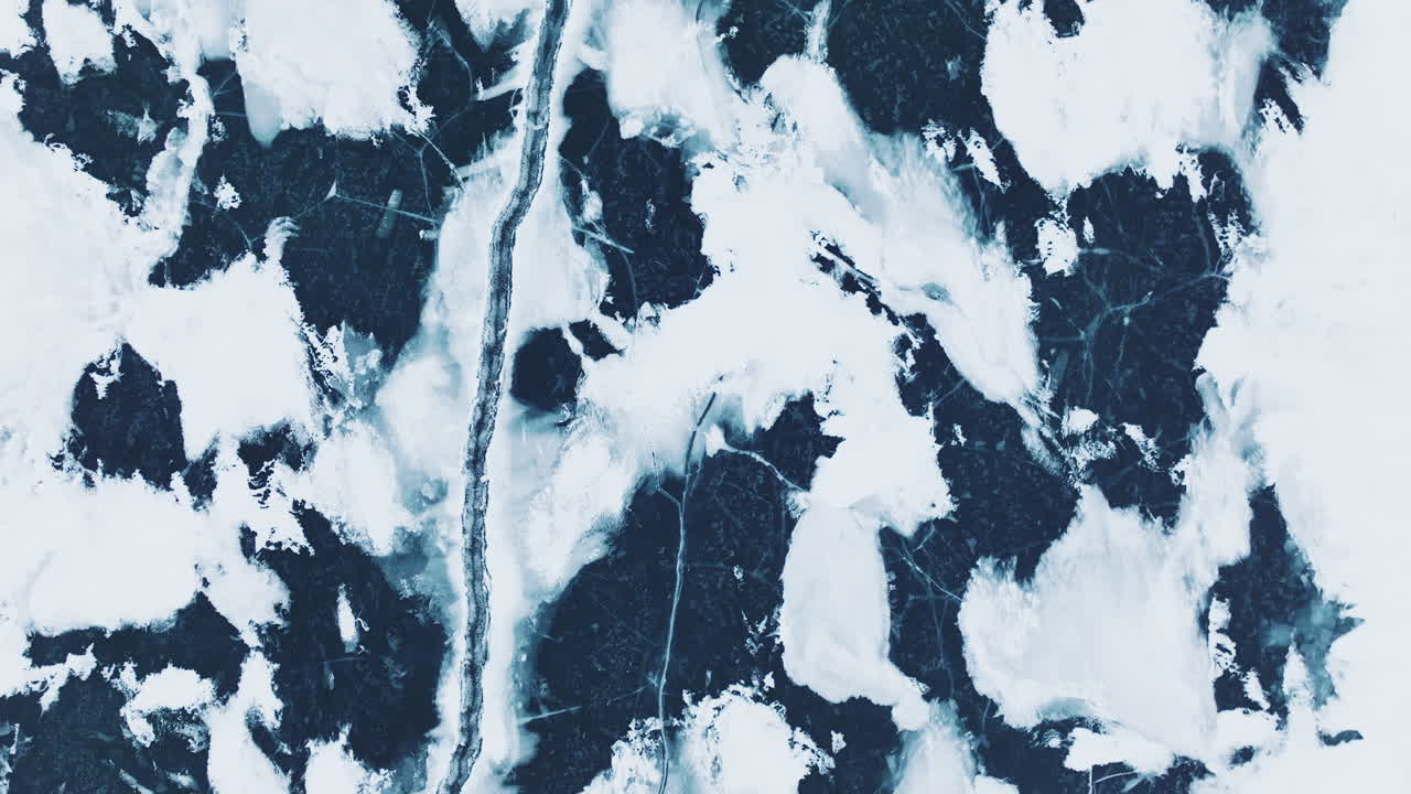 por encima de la extensión helada, un avión no tripulado ofrece una vista impresionante del lago congelado de michigan