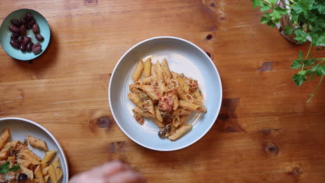 video de producción de alimentos de un plato de pasta con aceitunas