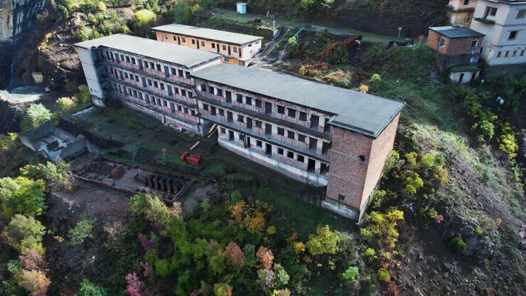 Campo di lavoro abbandonato nello spazio Albania – Ricordi inquietanti di lavoro forzato e prigionieri politici