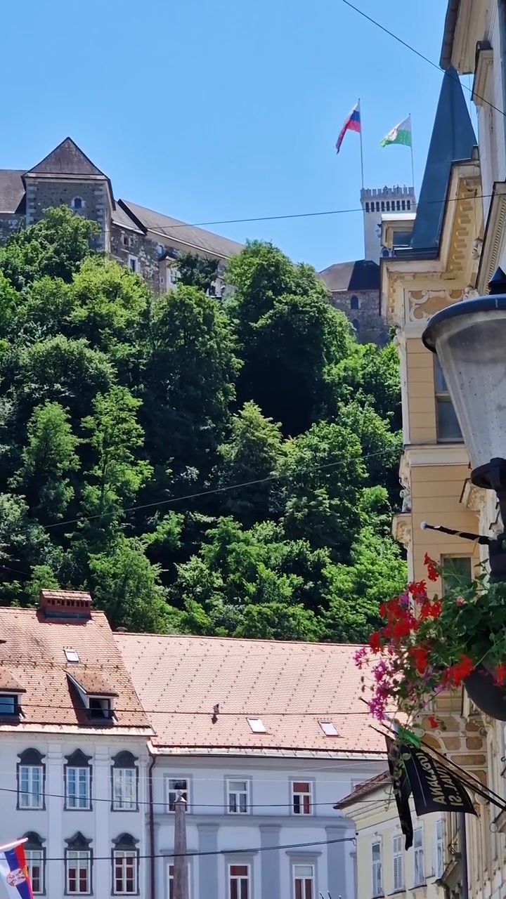 Pystykuva Ljubljanan linnasta Vanhastakaupungista, Sloveniasta aurinkoisena kesäpäivänä
