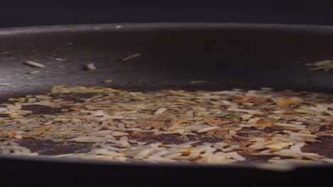 arroz quemado en una sartén