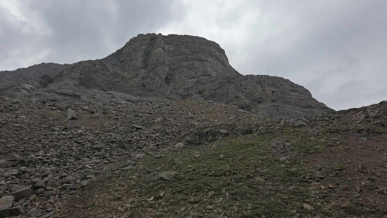 cima de la montaña en día lluvioso montañas rocosas kananaskis alberta canadá