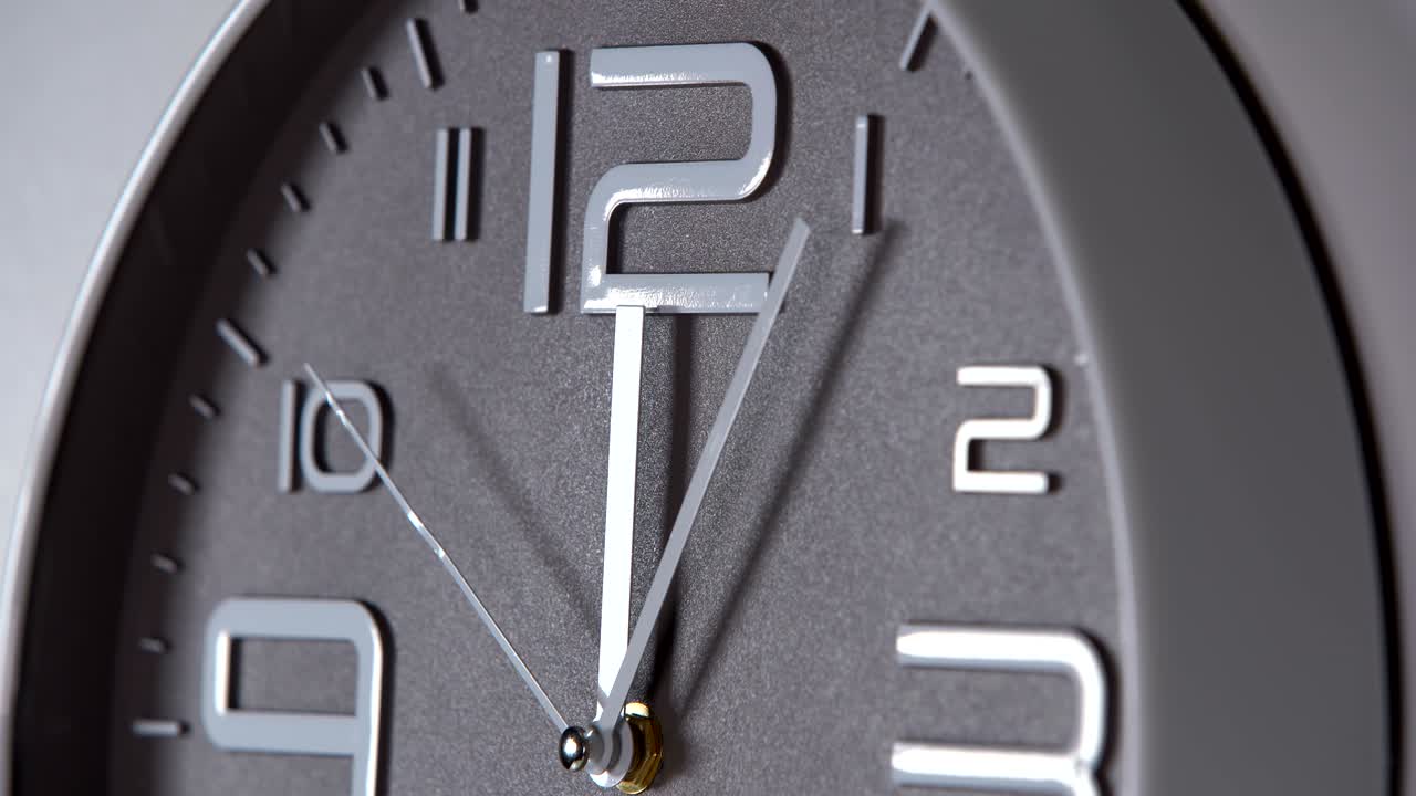 reloj de pared en un fondo gris.