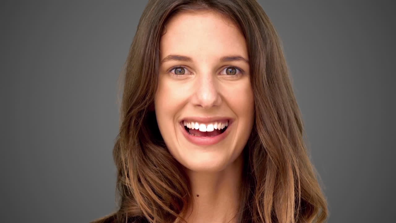 mujer sorprendida sonriendo sobre un fondo gris