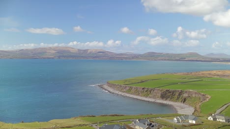 Paisaje-De-Un-Hermoso-Viaje-A-Irlanda-Con-Mucha-Naturaleza-Y-Plano-Amplio