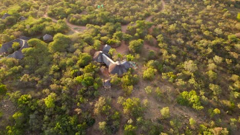 Rotación-Aérea-De-Drones-De-Un-Lujoso-Albergue-Africano-En-Medio-De-Un-Arbusto-De-Sabana-Verde