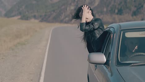 Der-Wind-Spielt-Mit-Den-Haaren-Einer-Hübschen-Jungen-Frau,-Die-Im-Auto-Fährt