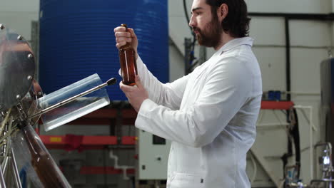 hombre degustando cerveza en la cervecería