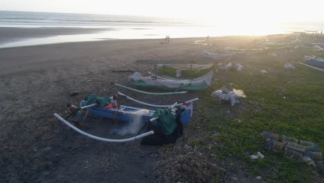 pescadores indonesios por un balancín