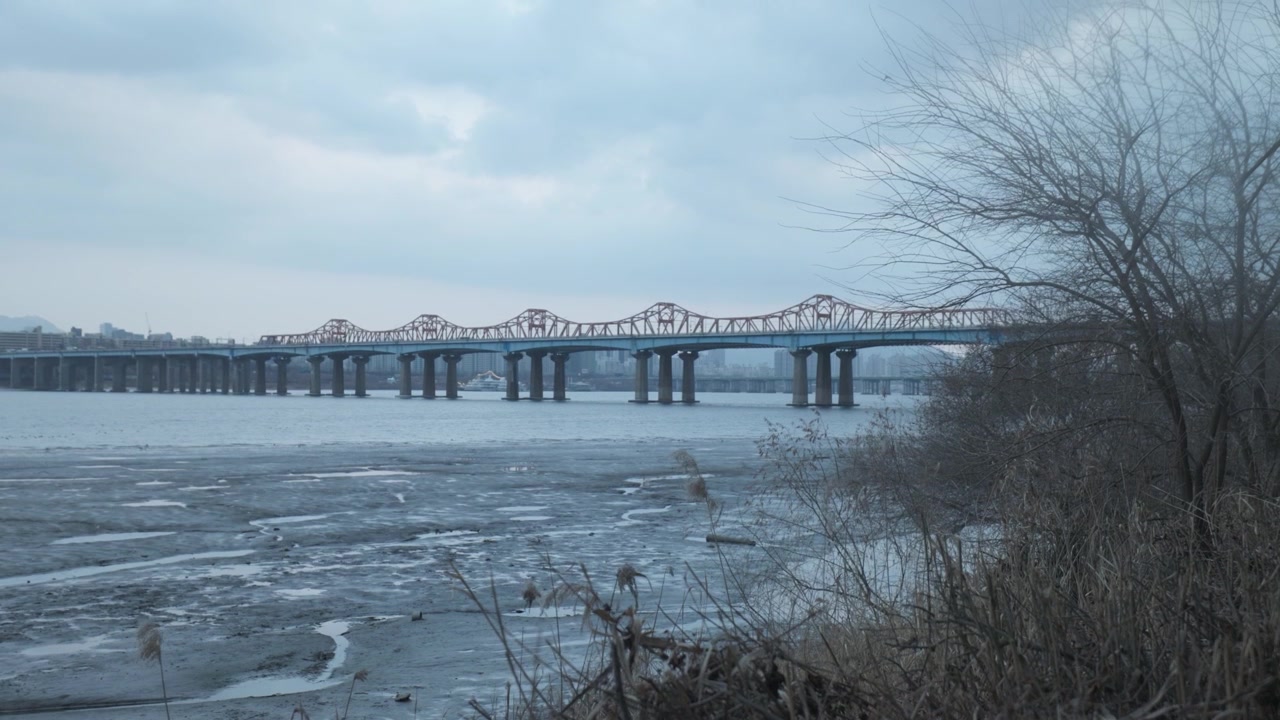 Il Ponte Dongho in lontananza attraversa il fiume Han a Seul, Corea del Sud. Inquadratura ampia.