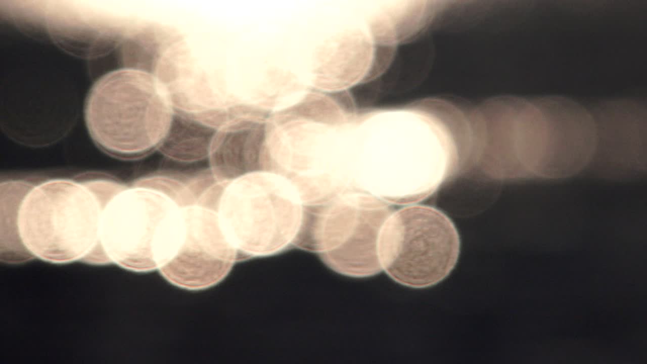 la superficie del agua desfocalizada brilla con bokeh