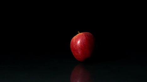 manzana girando sobre un fondo negro