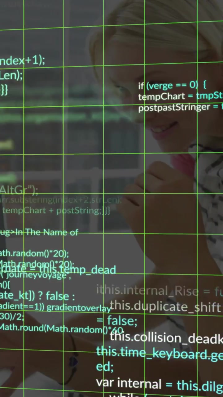 Video vertical: Cuadrícula verde, superposición de código apareciendo, mujer escribiendo y tecleando en una oficina tecnológica.