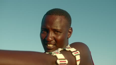 Porträt-Eines-Einheimischen-Massai-Kriegers-In-Der-Nähe-Von-Masai-Mara,-Kenia