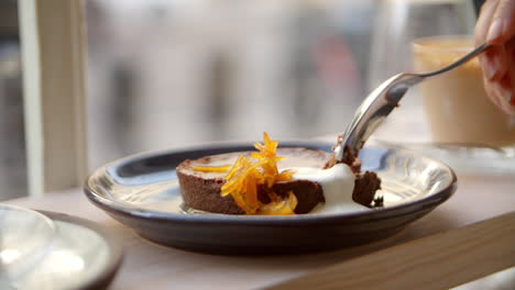 Nahaufnahme-Einer-Person,-Die-Im-Café-Schokoladen-Brownie-Isst