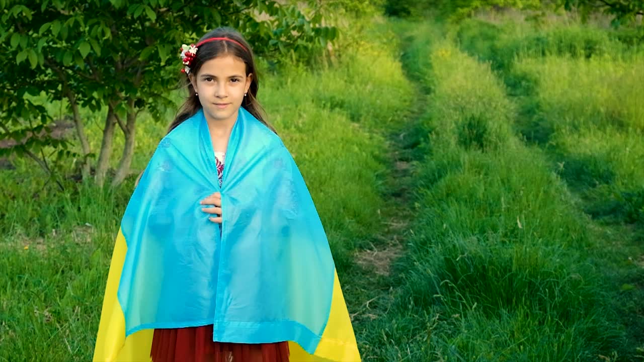 niño patriota con bandera ucraniana. foco selectivo. niño.